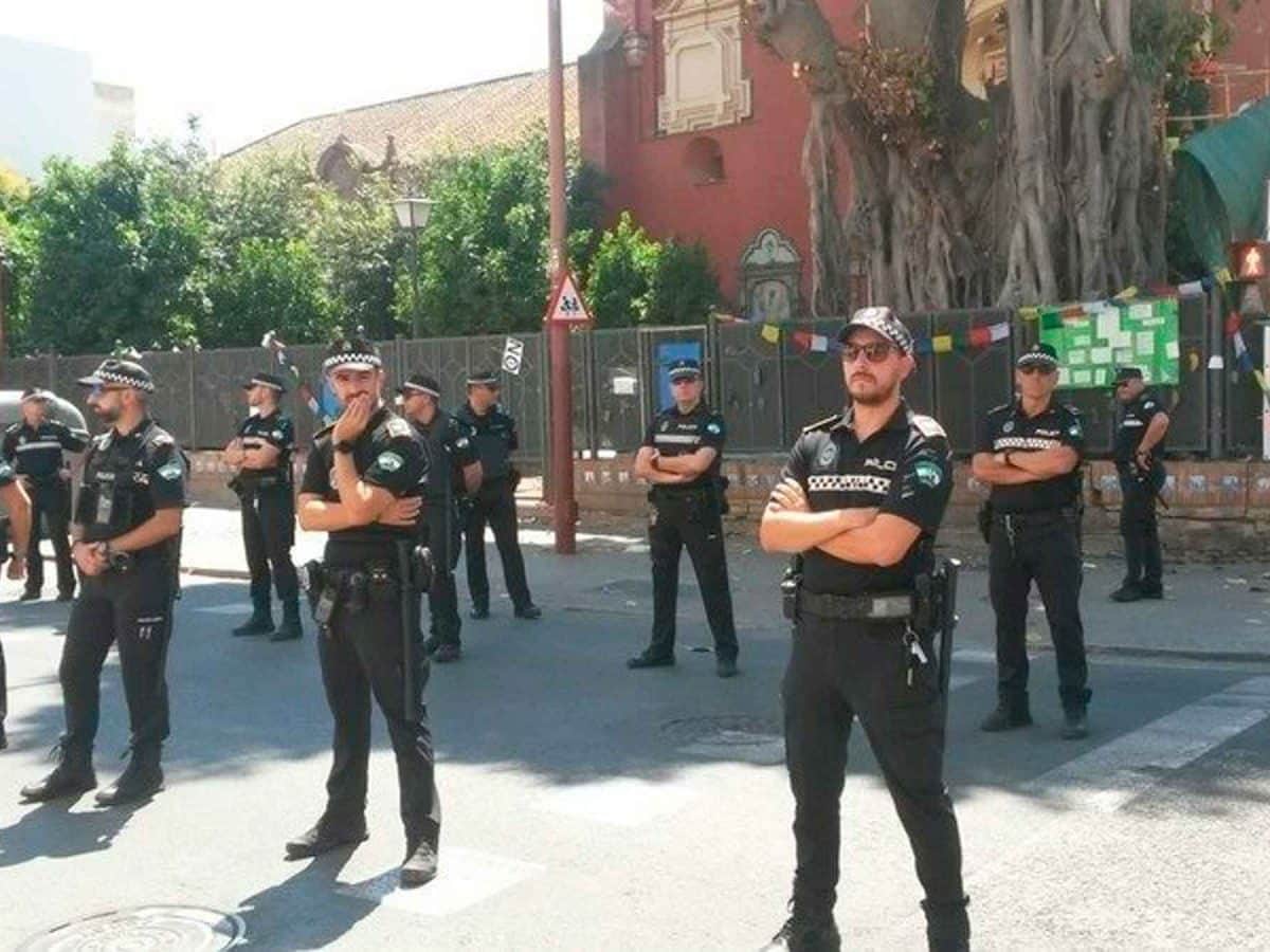 Imagen del Ficus de San Jacinto custodiado por la Policía / SA