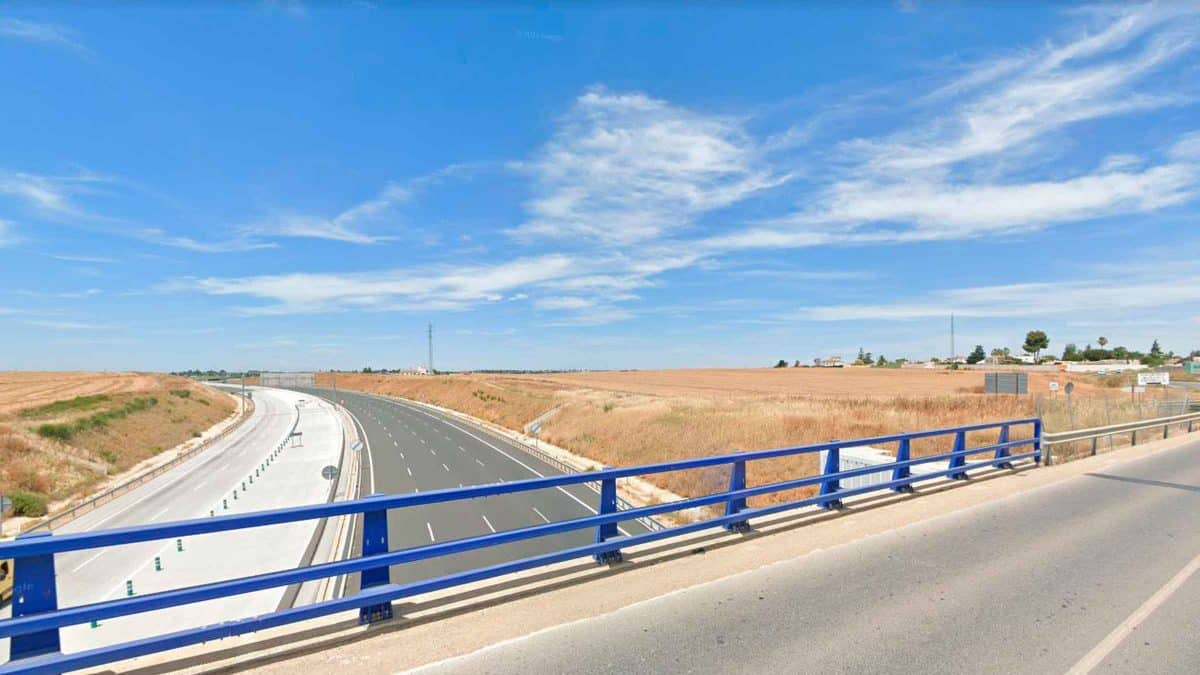 Cruce de la carretera SE-40 con la A-8051