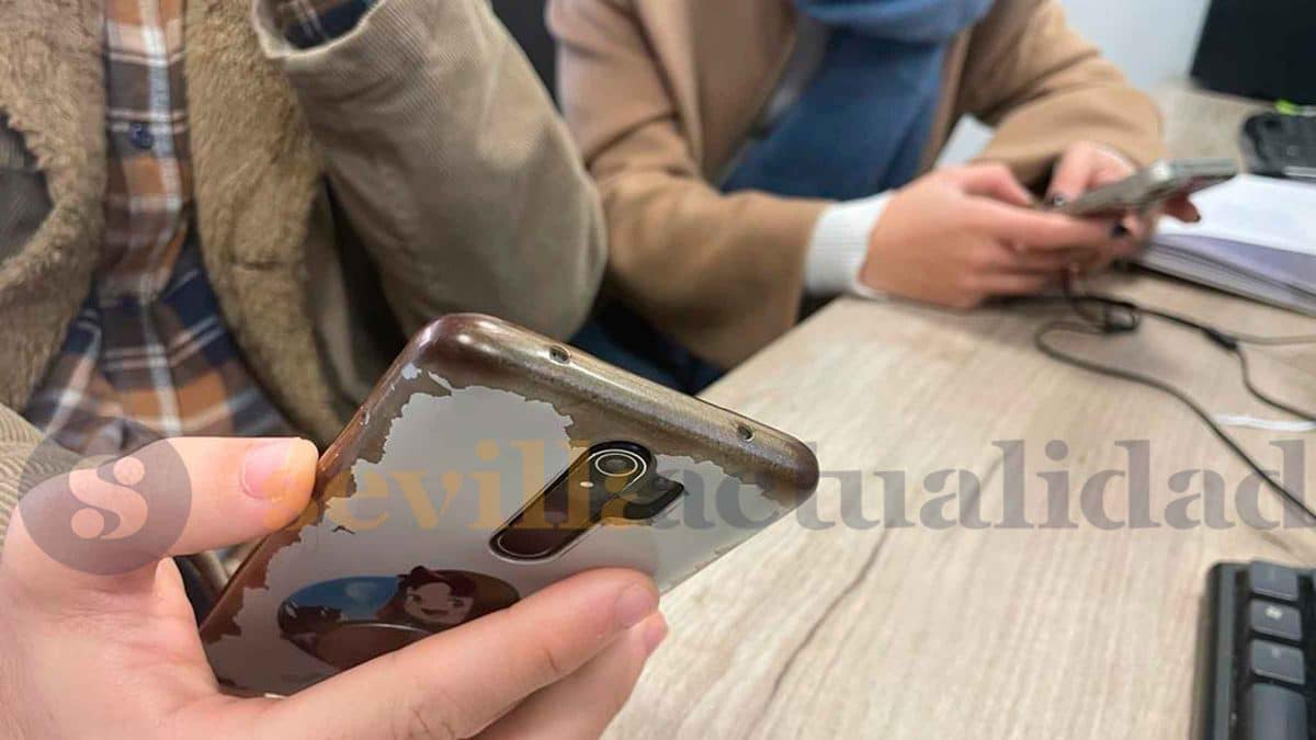 Imagen de dos usuarios de Bizum / SA