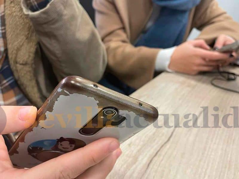 Imagen de dos usuarios de Bizum / SA