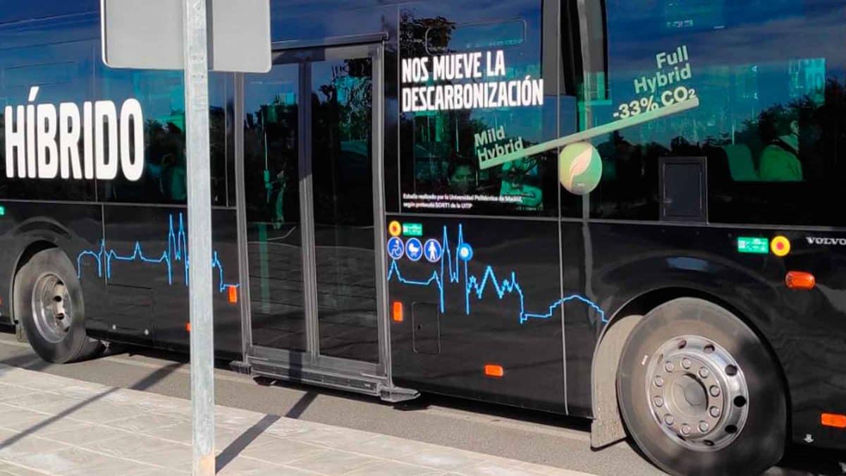 Imagen del bus híbrido que empieza a operar en el Aljarafe / SA