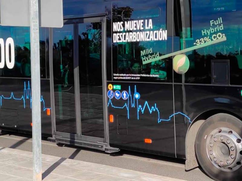 Imagen del bus híbrido que empieza a operar en el Aljarafe / SA