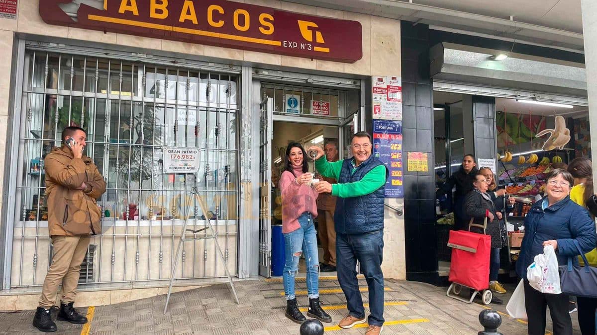 Imagen de el lotero Emilio Gómez que ha repartido El Gordo en Castilleja de la Cuesta / Clara Fajardo