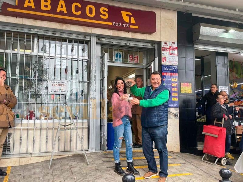 Imagen de el lotero Emilio Gómez que ha repartido El Gordo en Castilleja de la Cuesta / Clara Fajardo