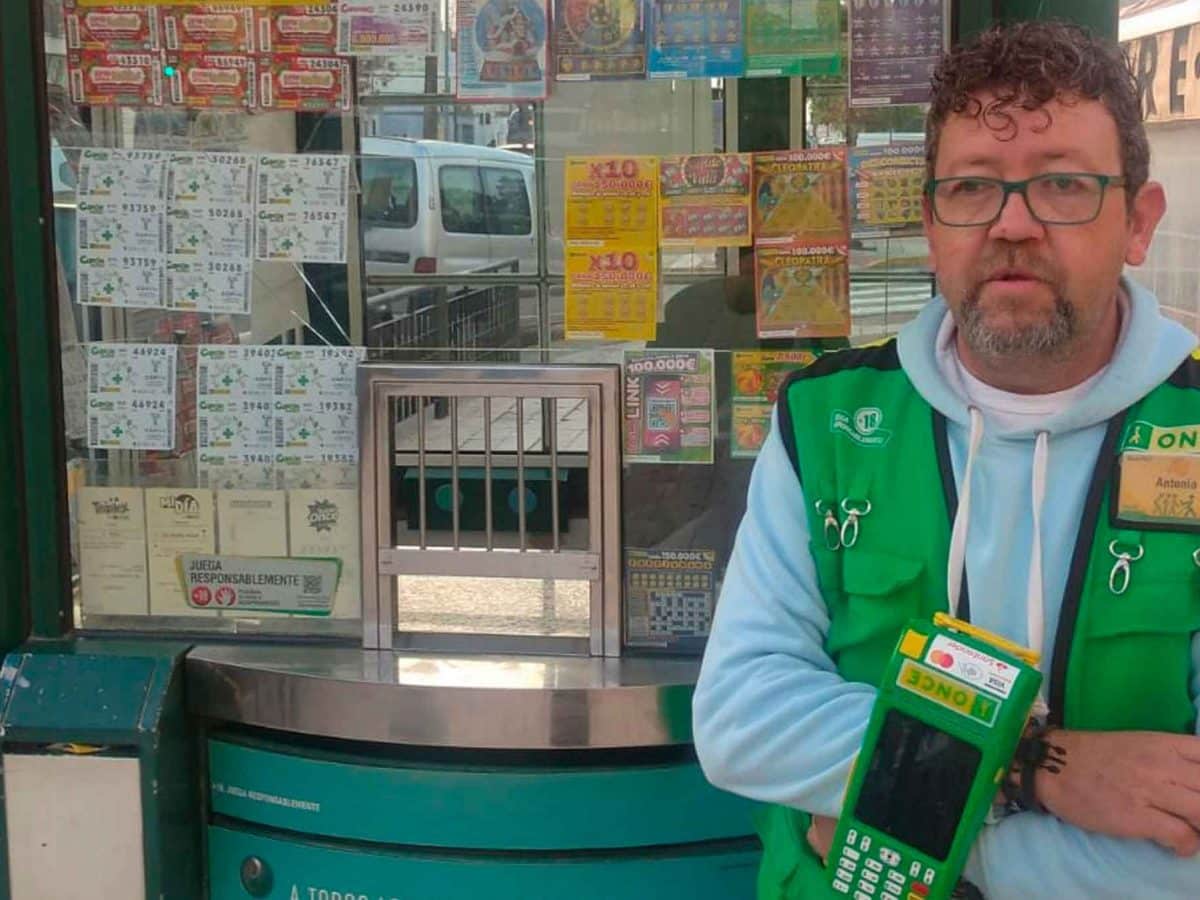 Imagen del vendedor de la ONCE que ha repartido premio en Los Palacios / SA