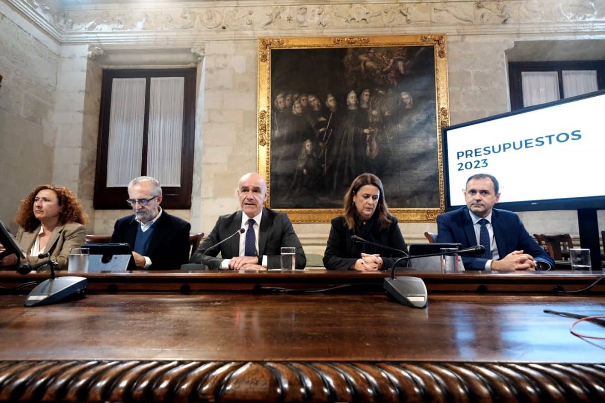 Imagen de la presentación del proyecto de presupuesto del Ayuntamiento de Sevilla para 2023 / SA