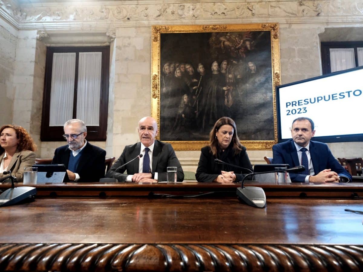 Imagen de la presentación del proyecto de presupuesto del Ayuntamiento de Sevilla para 2023 / SA