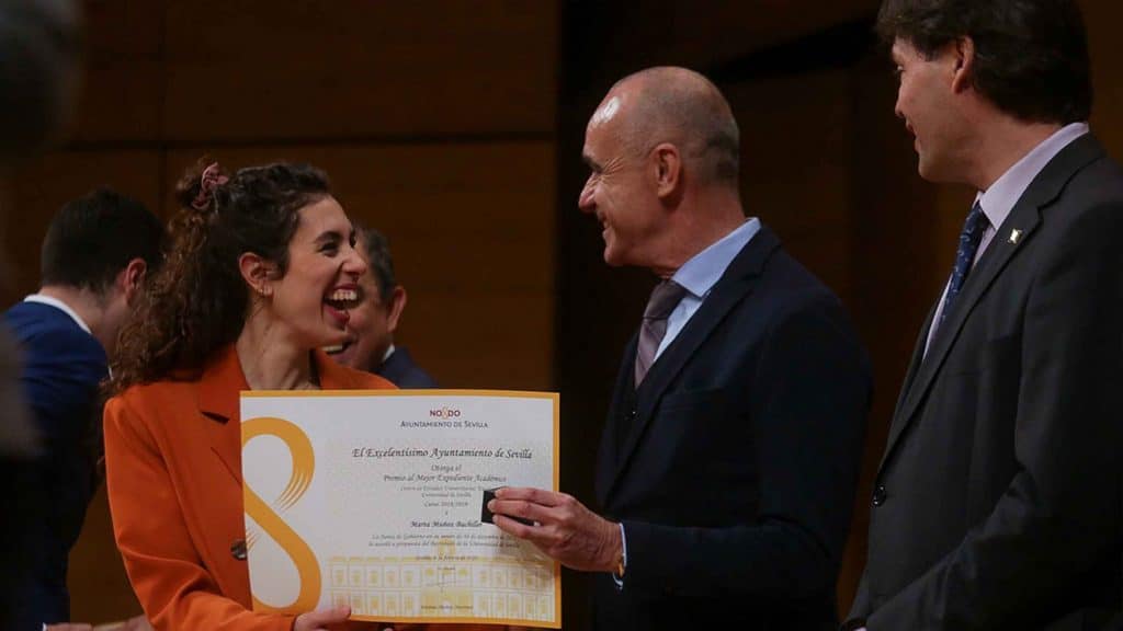 Premiada por el Ayuntamiento de Sevilla por su excelente expediente académico.
