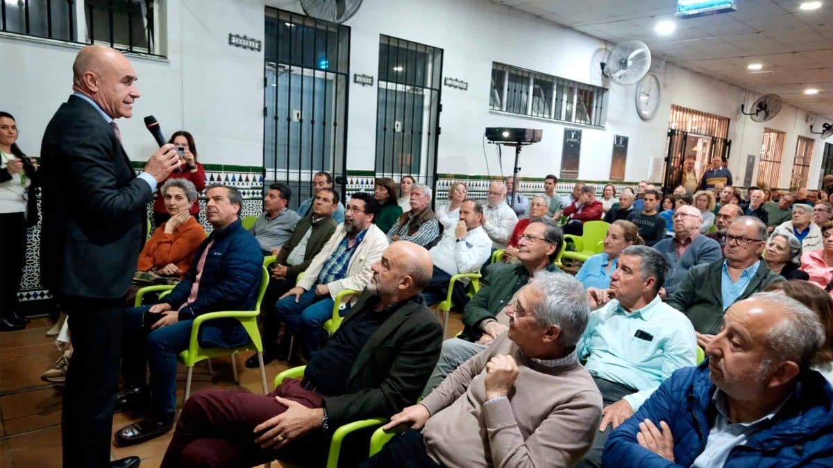 Alcalde Antonio Muñoz en una reunión con vecinos de Sevilla Este sobre las obras para renovar el sistema de colectores