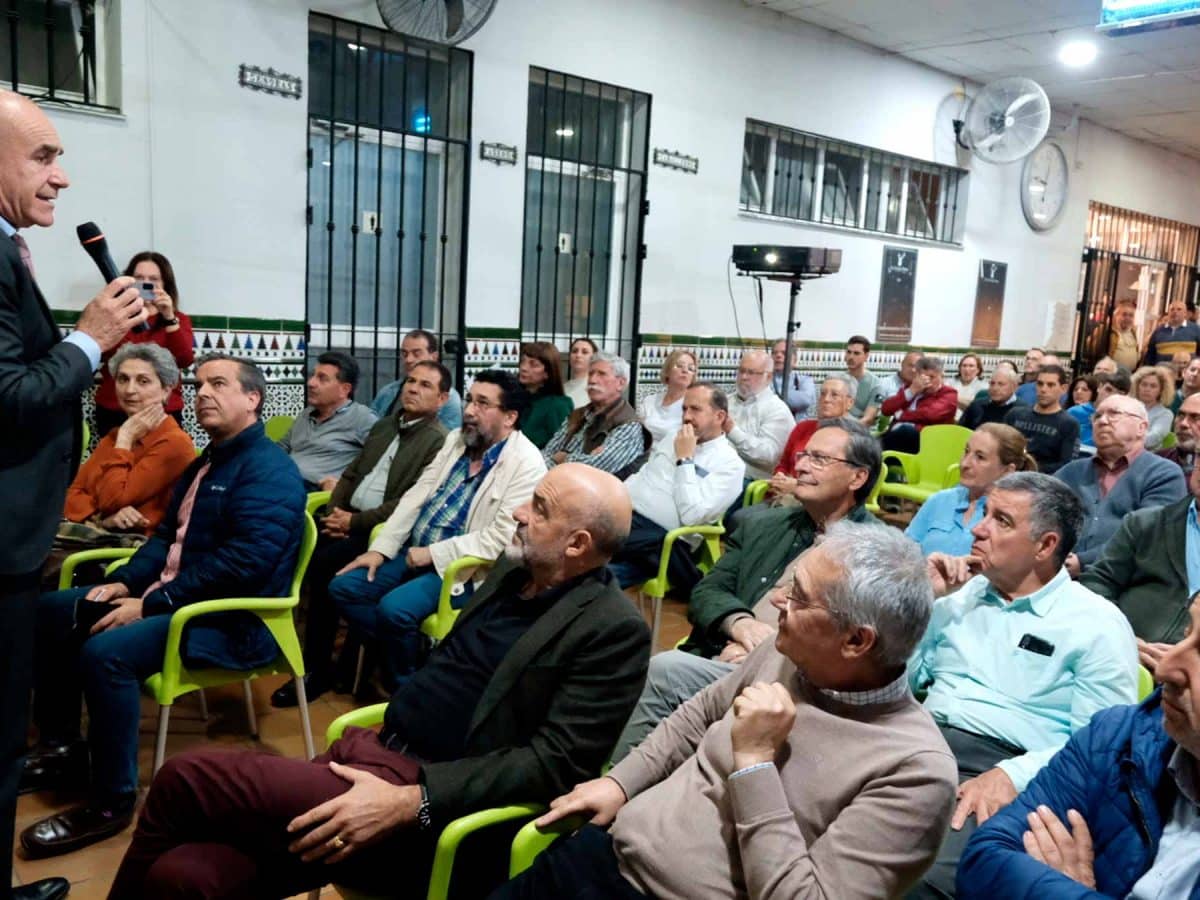 Alcalde Antonio Muñoz en una reunión con vecinos de Sevilla Este sobre las obras para renovar el sistema de colectores