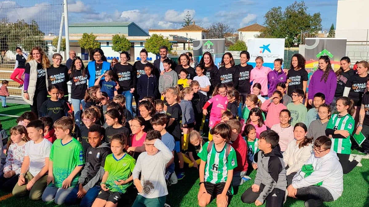 Las niñas y el fútbol en una jornada de Deporte por Refugio