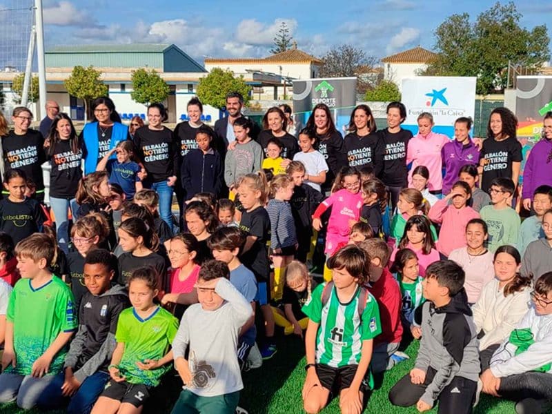 Las niñas y el fútbol en una jornada de Deporte por Refugio
