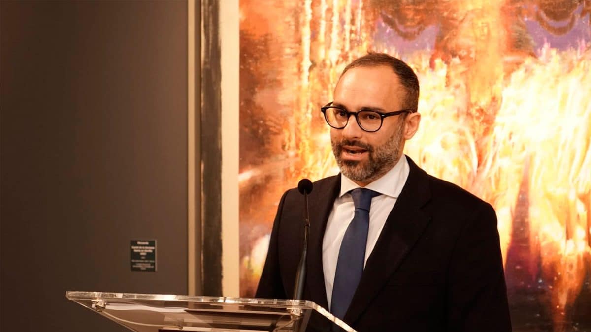 Daniel Franca en la exposición de su pintura religiosa en Fundación Cajasol