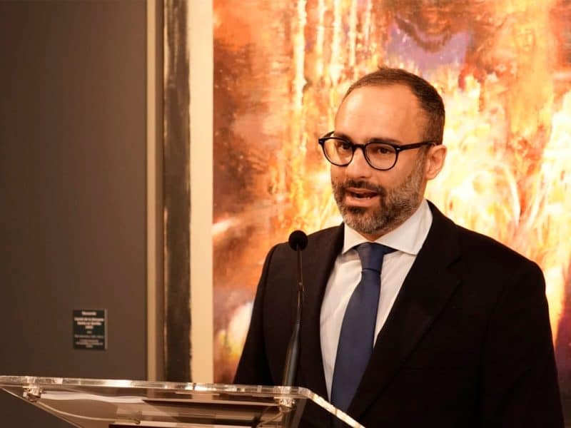 Daniel Franca en la exposición de su pintura religiosa en Fundación Cajasol