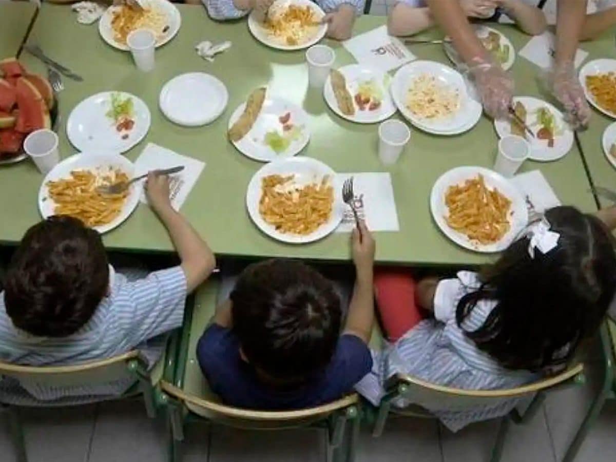 Niños en un comedor escolar