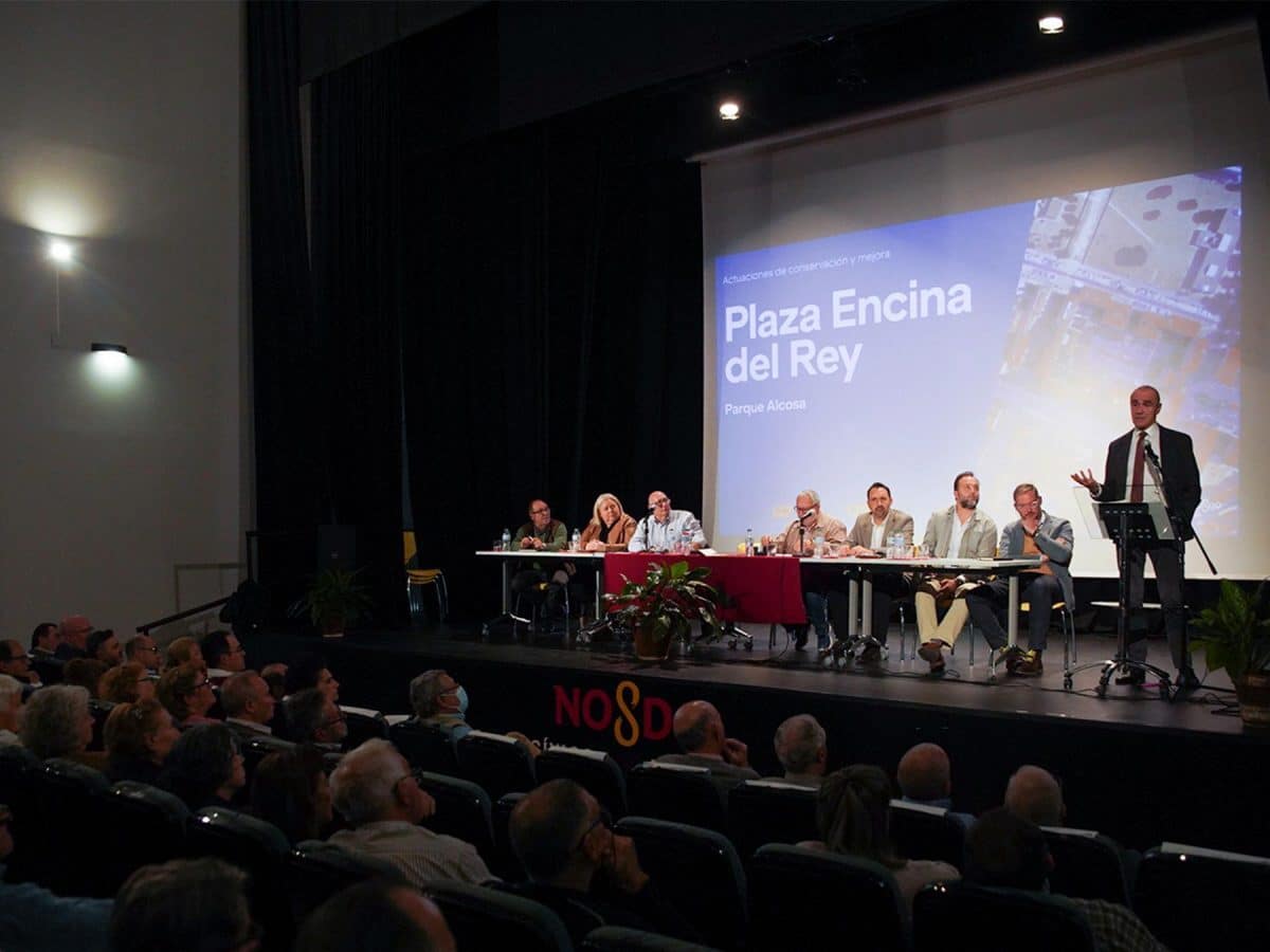 Reunión entre el alcalde de Sevilla y vecinos para la rehabilitación de viviendas de Alcosa