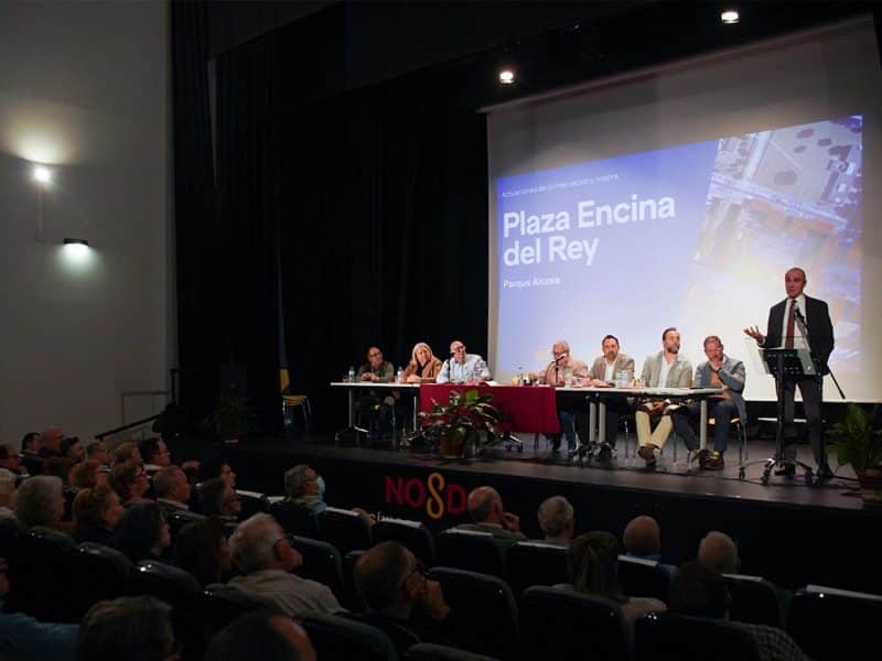 Reunión entre el alcalde de Sevilla y vecinos para la rehabilitación de viviendas de Alcosa