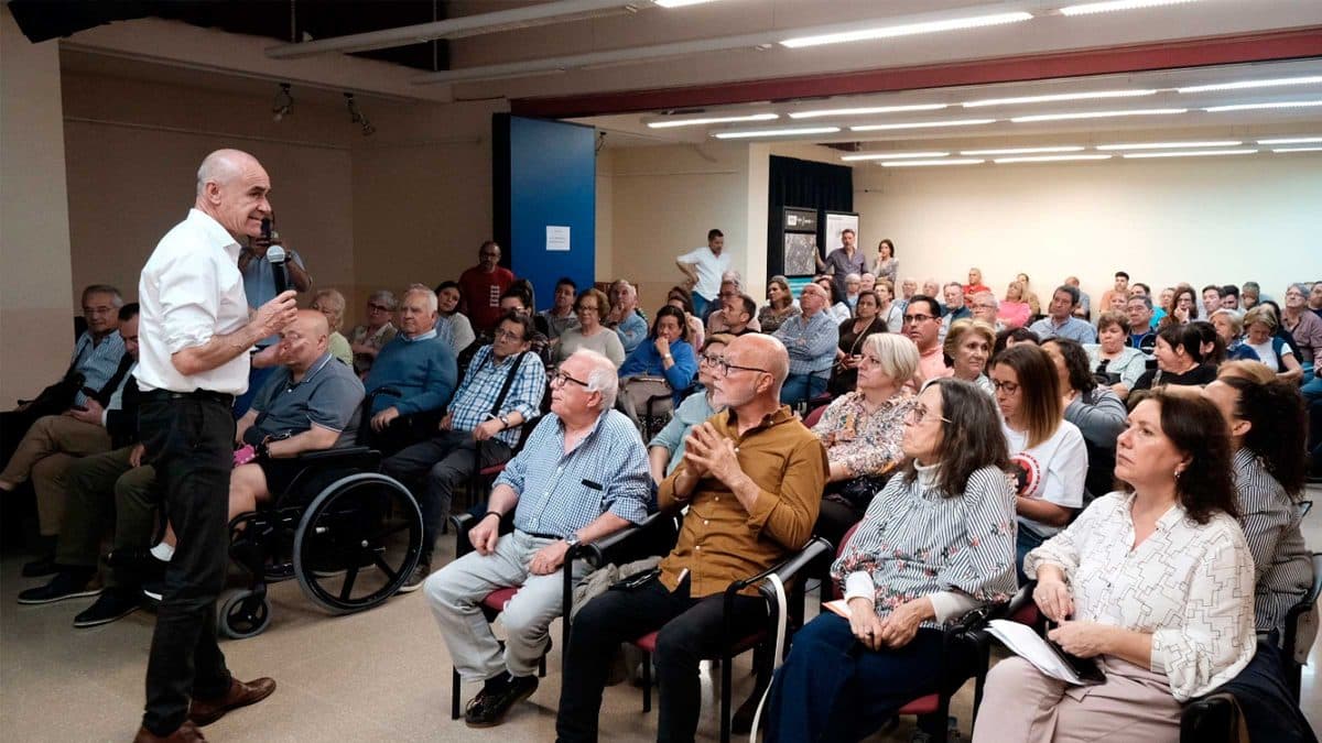 Antonio Muñoz presentando a los vecinos el proyecto de la reurbanización del Bulevar de los Mares