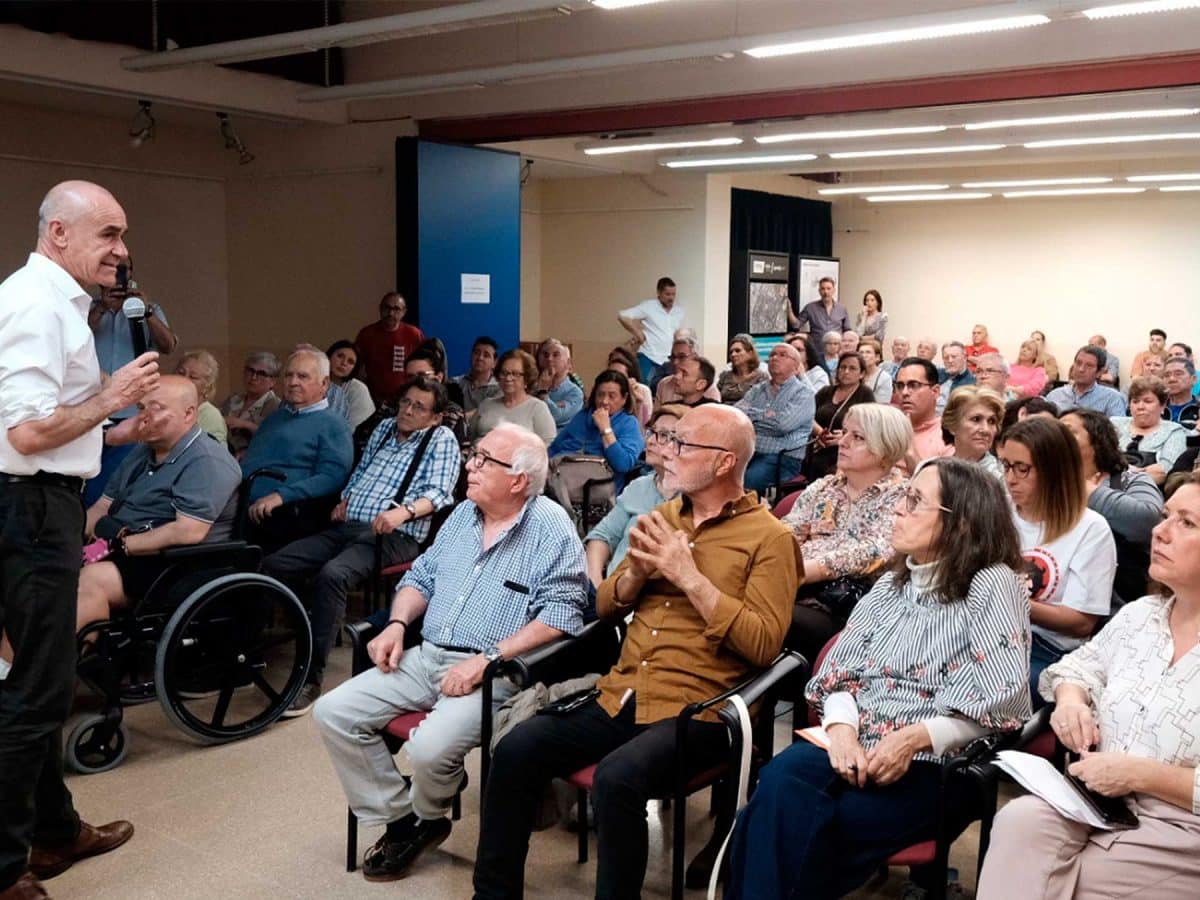 Antonio Muñoz presentando a los vecinos el proyecto de la reurbanización del Bulevar de los Mares