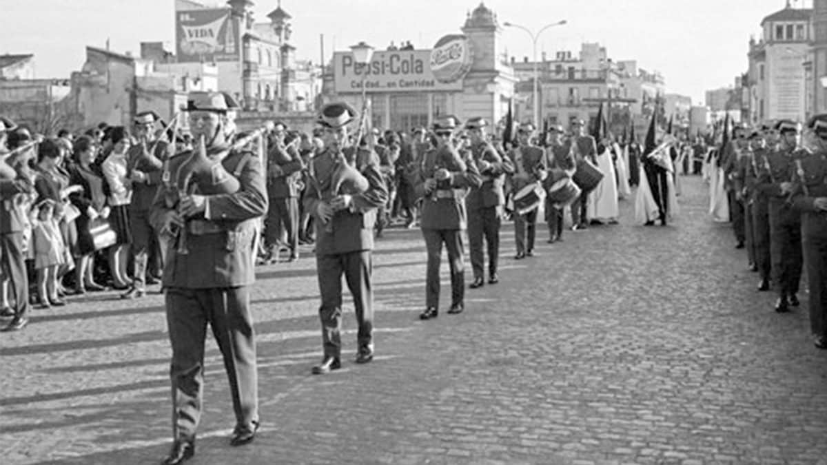 Tarde del Viernes Santo. Delante de la Cruz de Guía de la Hermandad del Cachorro la Agrupación Musical de la Segunda Unidad Móvil de la Guardia Civil. Además de cornetas y tambores, incorporaba trompetas, saxofones, trombones, platillos y gaitas