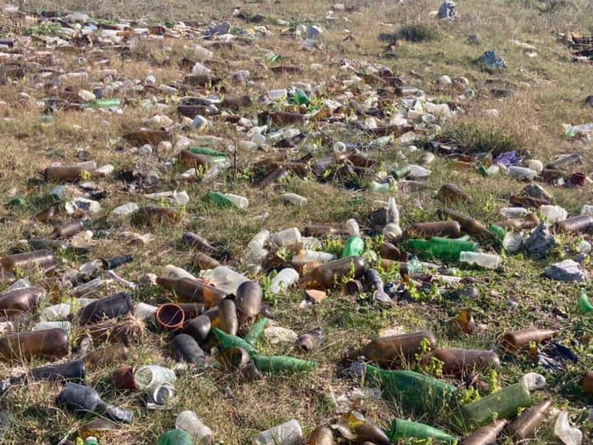 Imagen del vertedero ilegal abandonado en El Garrobo con toneladas de vidrio viejo / SA