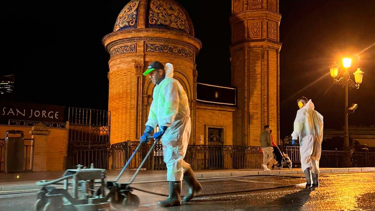 Trabajadores de Lipasam en Triana tras el Lunes Santo