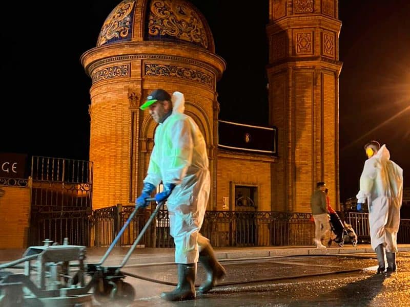 Trabajadores de Lipasam en Triana tras el Lunes Santo