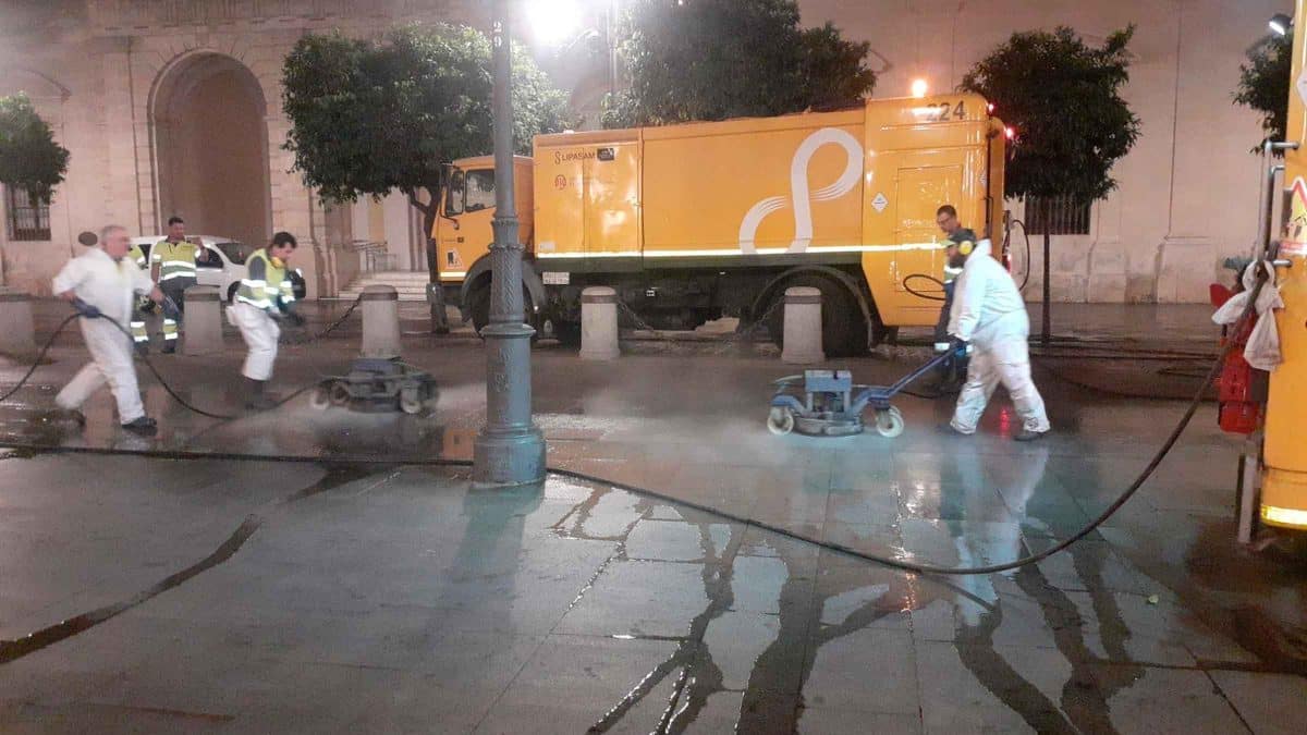 Lipasam retirando cera de las calles.- Archivo