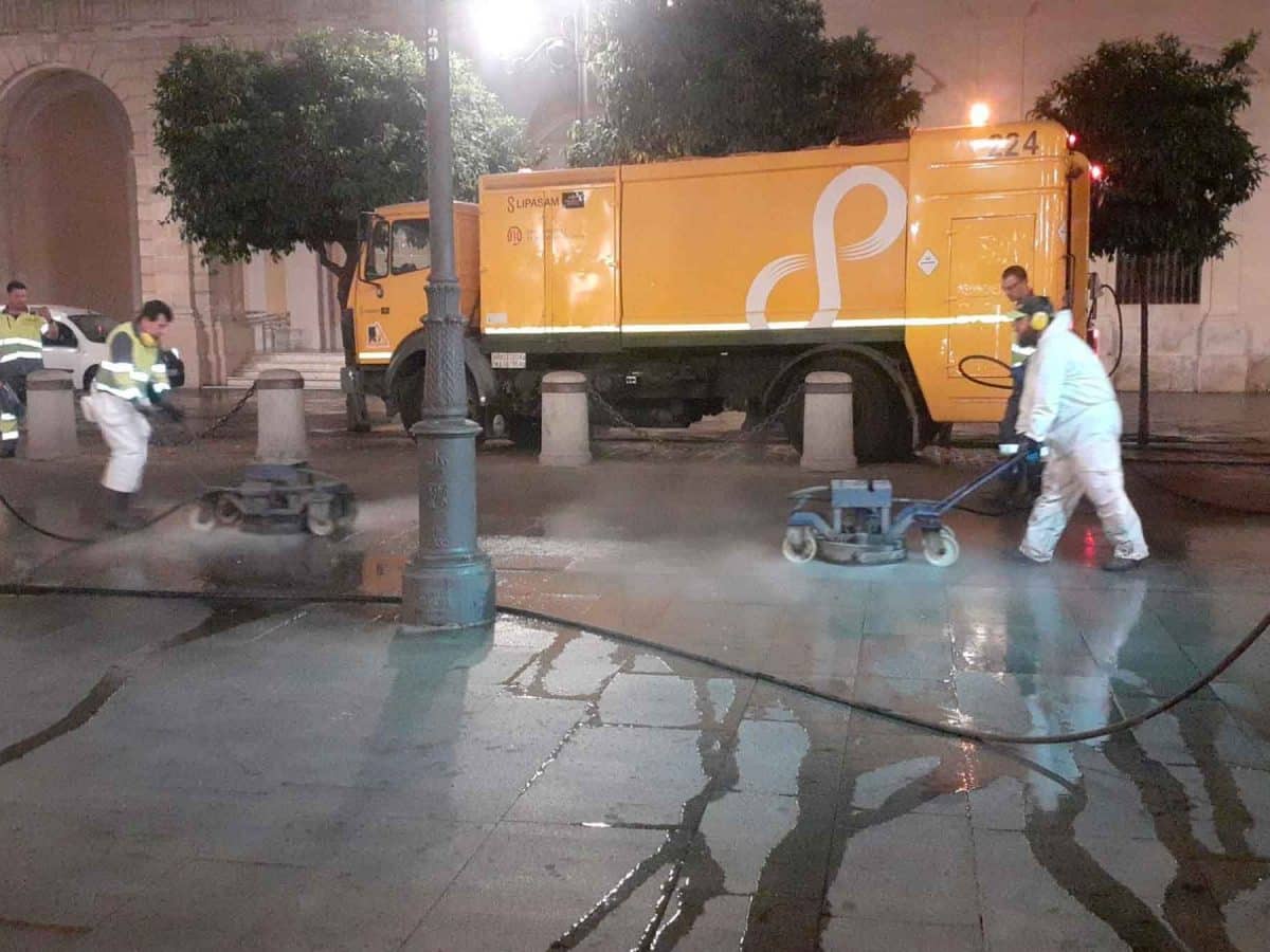 Lipasam retirando cera de las calles.- Archivo