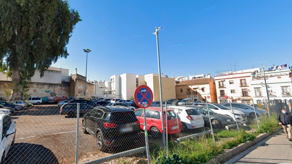Parking vecinal en un solar anexo a Jardines del Valle. Los vecinos podrán seguir aparcando porque las obras se harán por fases
