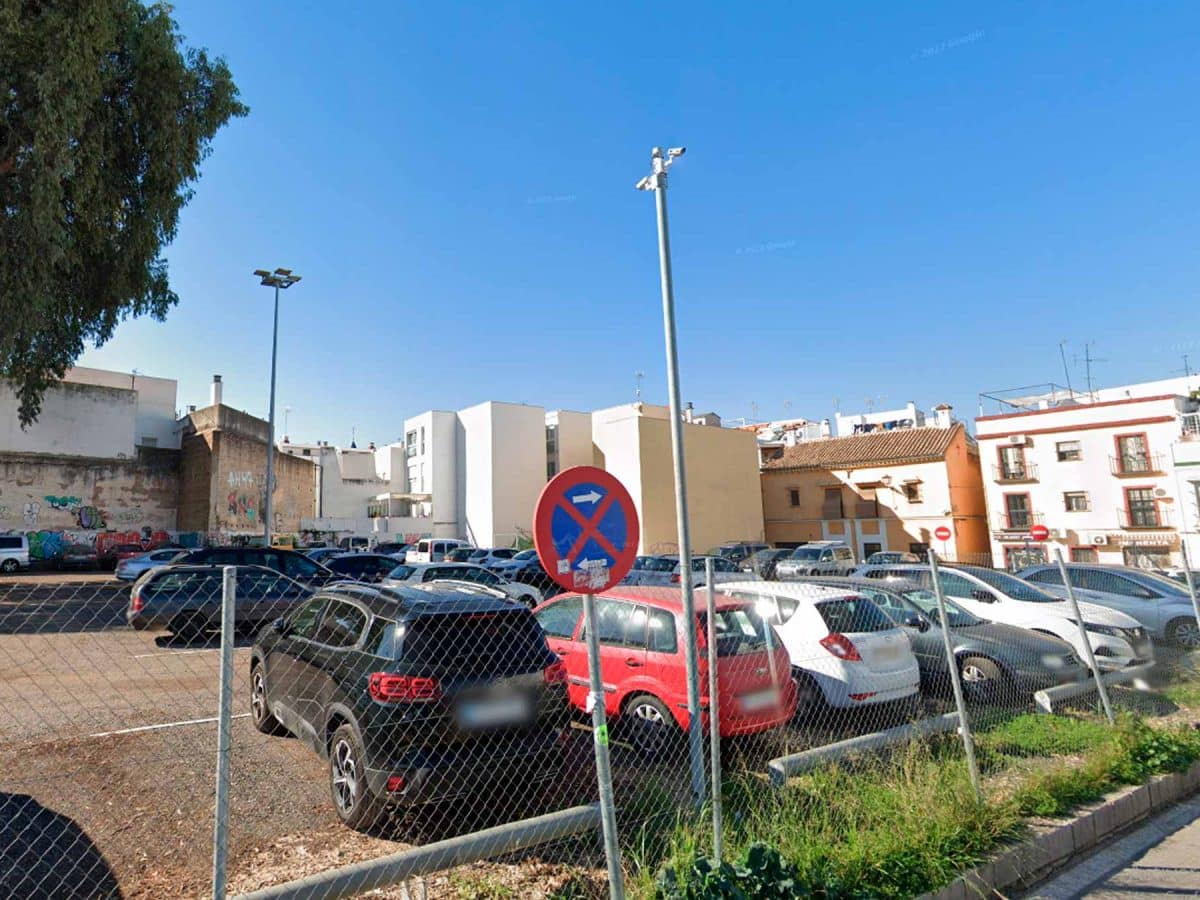 Parking vecinal en un solar anexo a Jardines del Valle. Los vecinos podrán seguir aparcando porque las obras se harán por fases