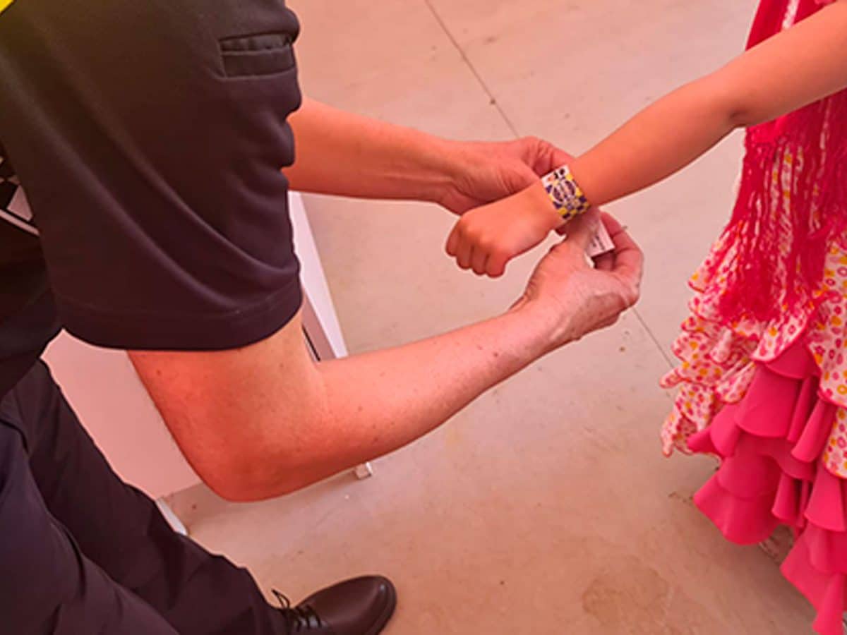Pulsera de seguridad para los niños en la Feria de Sevilla.