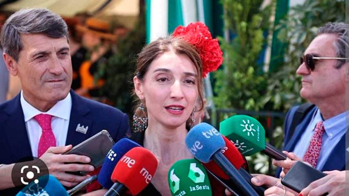 Pilar Llop, frente a los medios de comunicación en el Real de la Feria