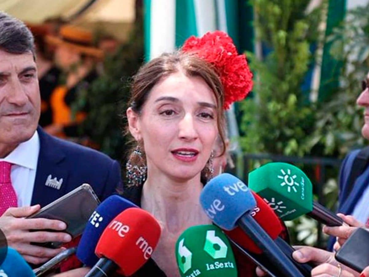 Pilar Llop, frente a los medios de comunicación en el Real de la Feria