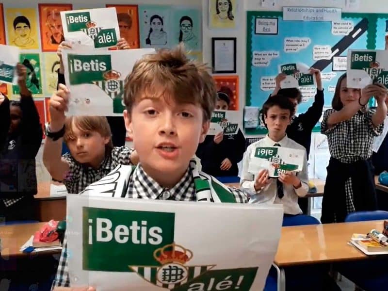 Estos niños londinenses se han convertido en auténticos embajadores del beticismo