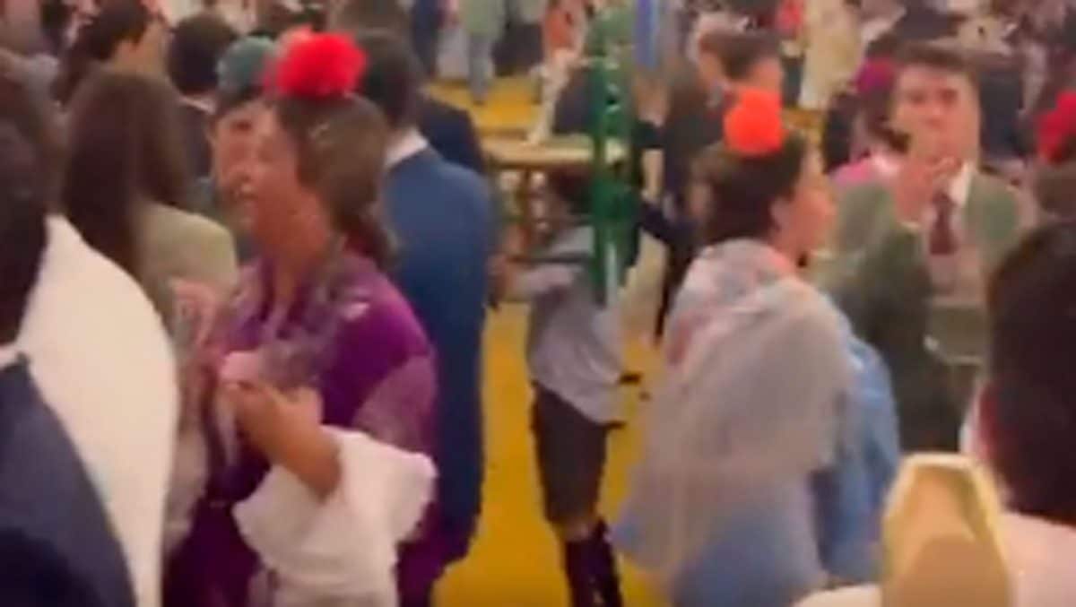 Estos niños no dudaron en convertir una silla de feria en su pequeño paso