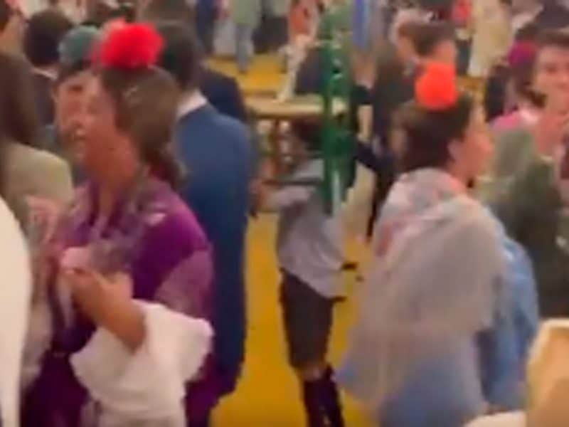 Estos niños no dudaron en convertir una silla de feria en su pequeño paso