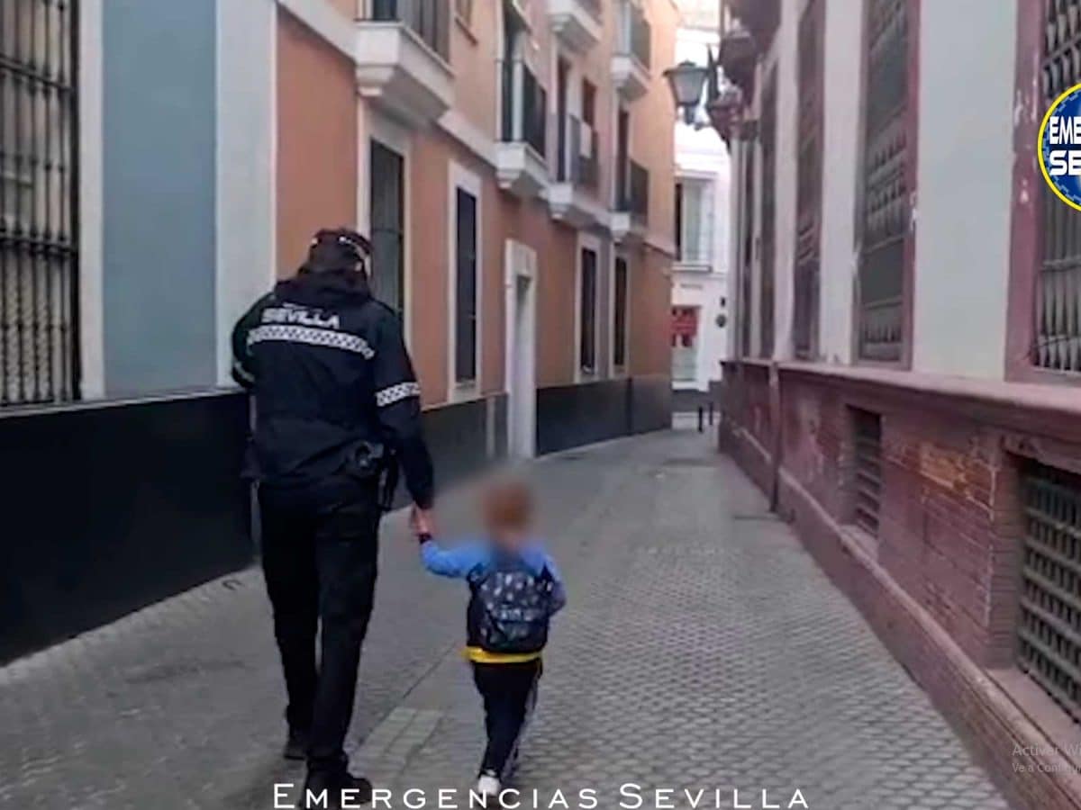 El agente de policía local en cuestión, de la mano con el niño