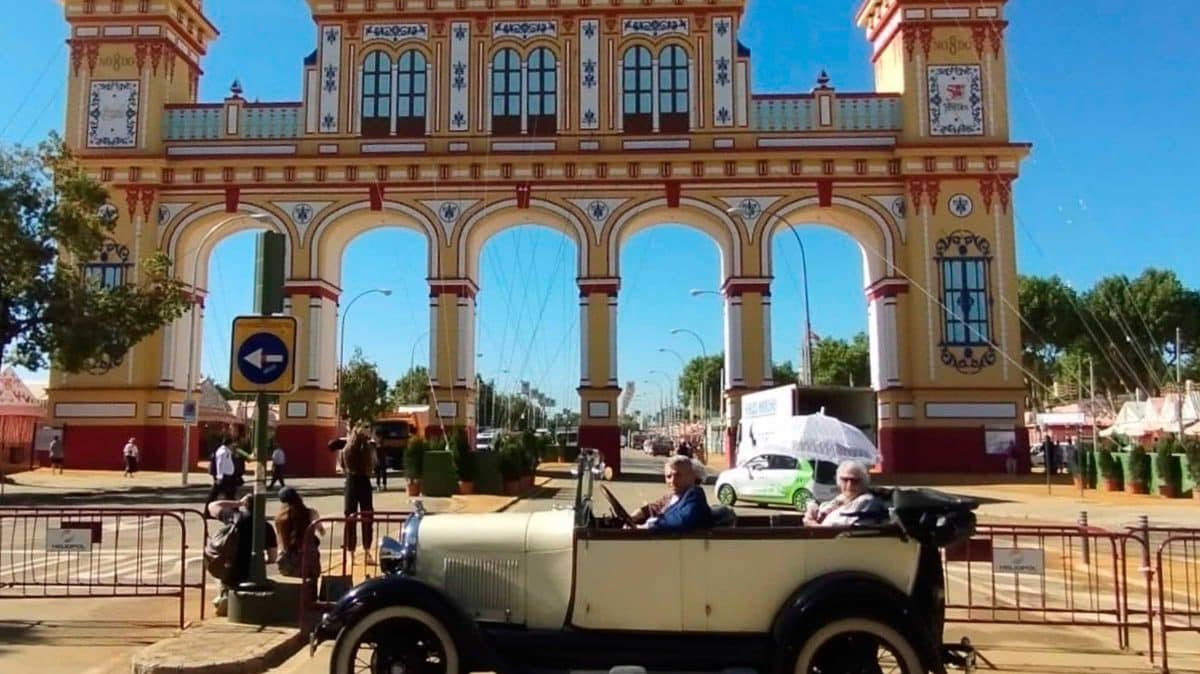 Rosario, frente a la portada de la Feria en su mítico Ford