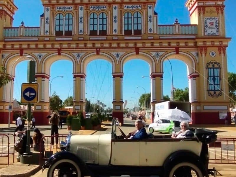 Rosario, frente a la portada de la Feria en su mítico Ford