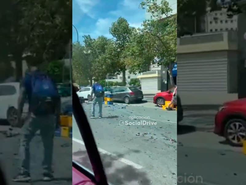 Calle llena de botellines rotos de Estrella Galicia