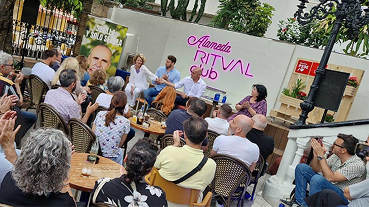 Encuentro de Antonio Muñoz en Alameda Ritual Club con representantes de entidades y del colectivo LGTBI de la ciudad.