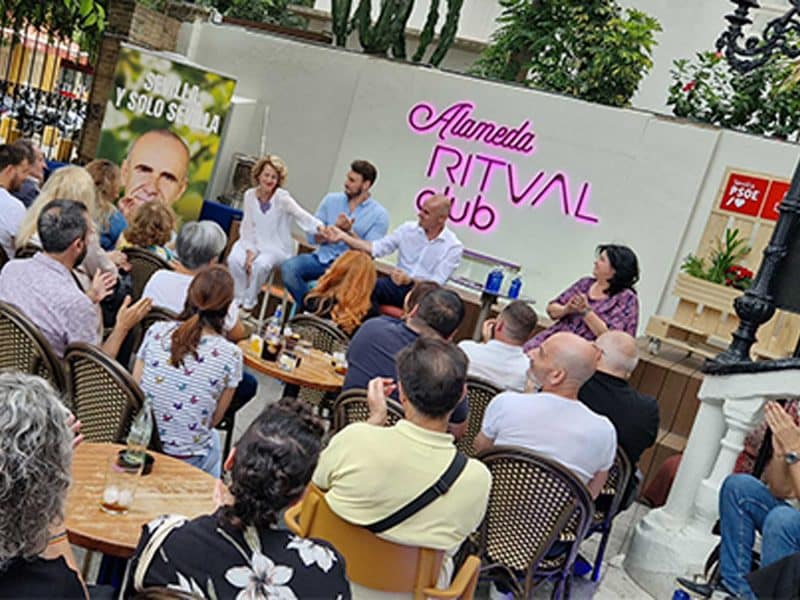 Encuentro de Antonio Muñoz en Alameda Ritual Club con representantes de entidades y del colectivo LGTBI de la ciudad.