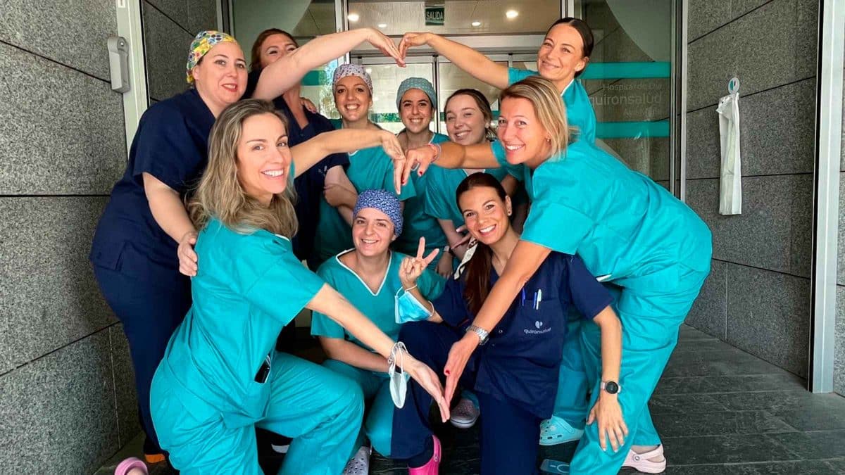 Varias enfermeras de Quirón posan felices por esta efeméride