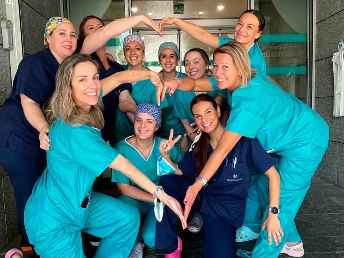 Varias enfermeras de Quirón posan felices por esta efeméride