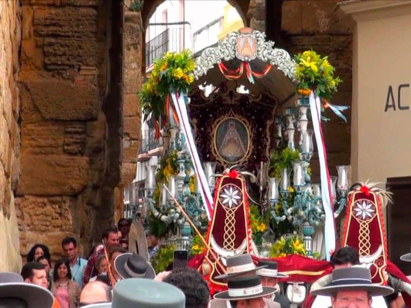 La Hermandad del Rocío de Carmona en una romería anterior