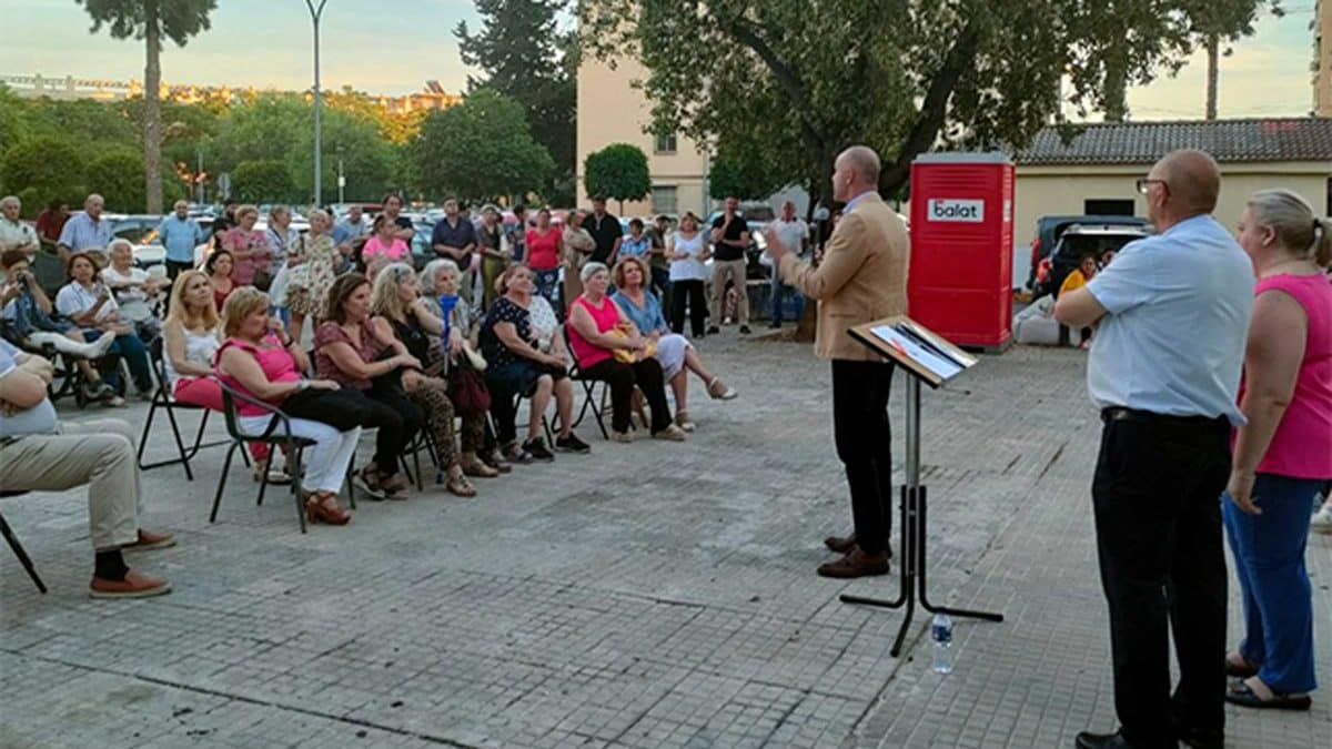 Antonio Muñoz firma un compromiso con los vecinos del Parque Alcosa.