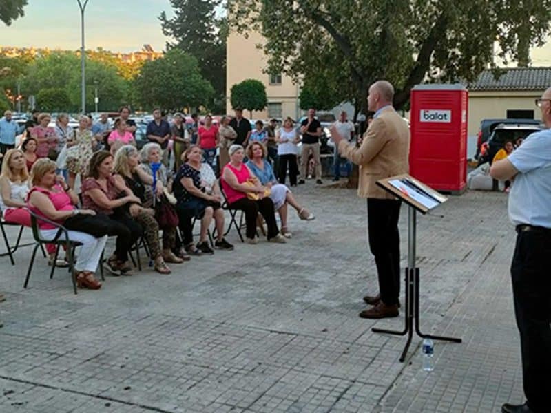 Antonio Muñoz firma un compromiso con los vecinos del Parque Alcosa.