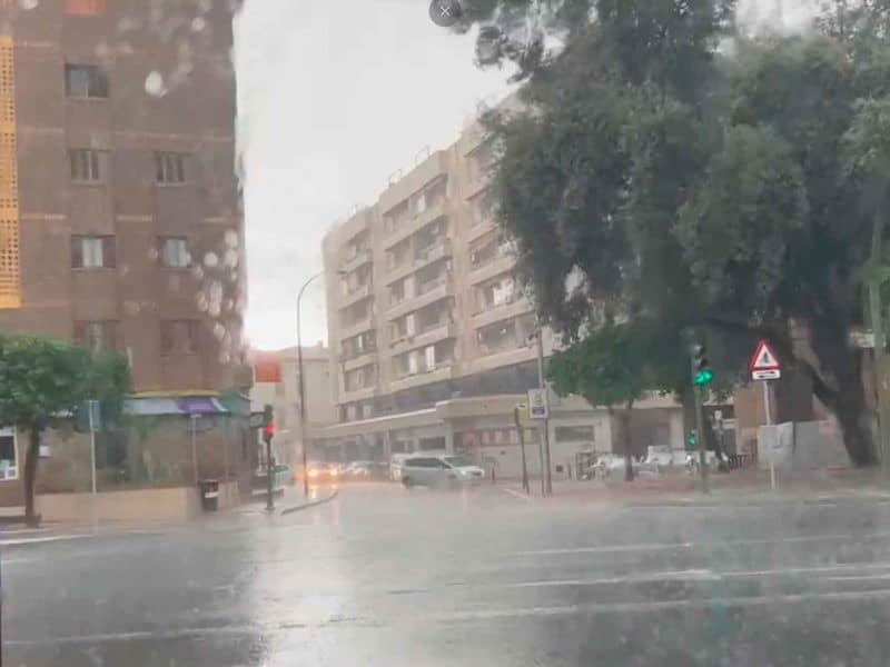 Lluvia en las calles de Sevilla