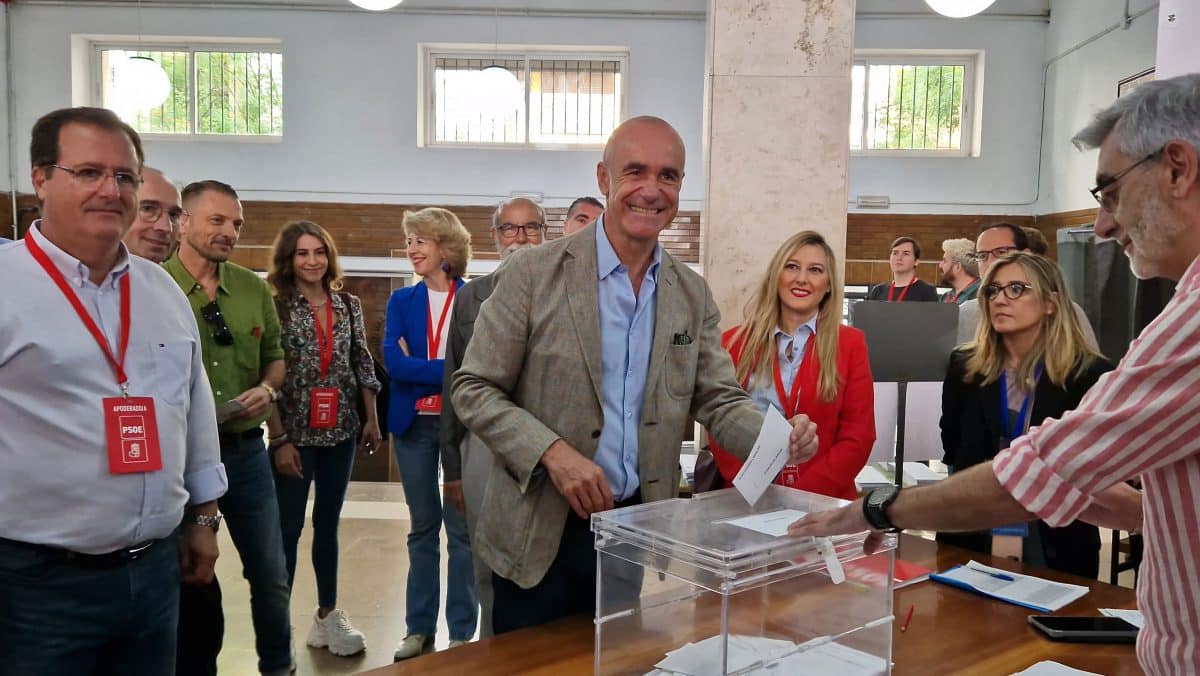 Antonio Muñoz, votando en las elecciones de la capital sevillana